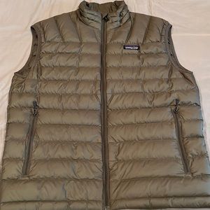 Patagonia mens olive green puffy vest M